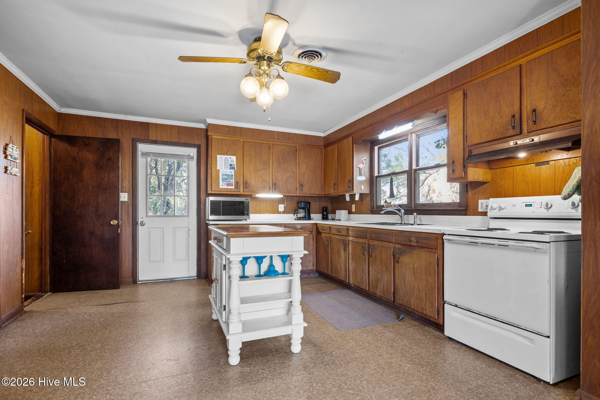103 Yaupon Road Pine Knoll Shores, NC 28512 - Photo 22 of 58 Kitchen