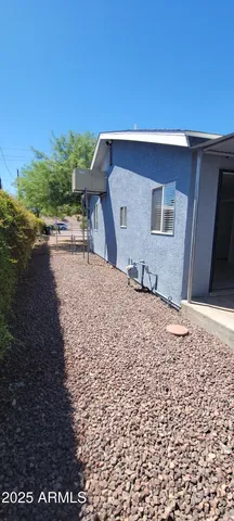 a view of backyard with pathway