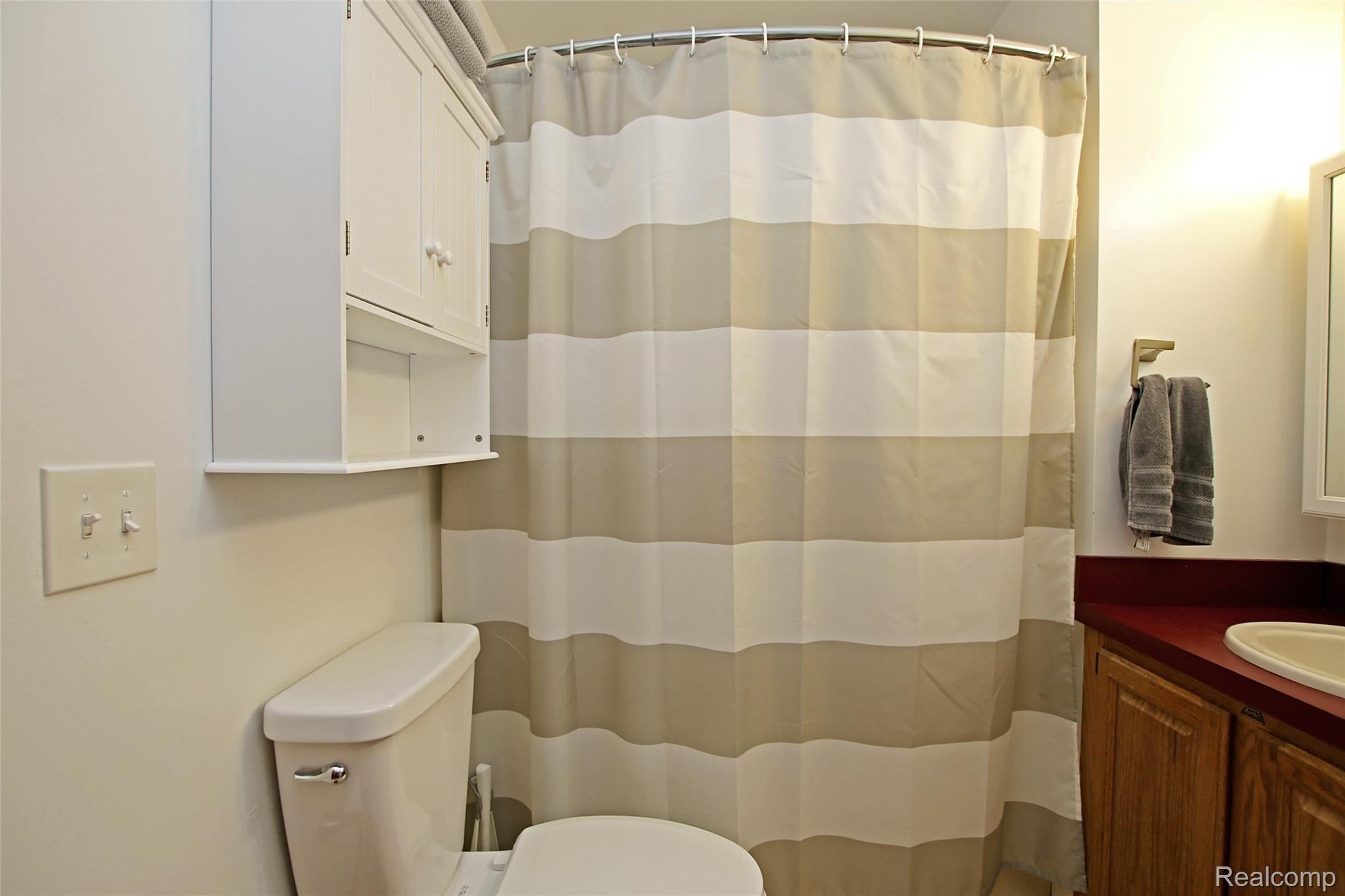 310 North Van Road Holly, MI 48442 - Photo 31 of 75 30) Master Bath.jpg
