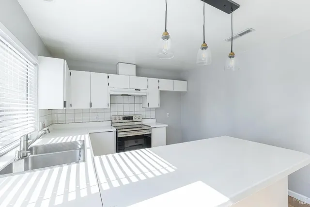 $688,888 | 1052 Helen Court, Petaluma, CA 94954