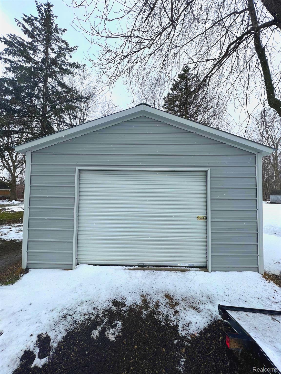6206 Sharp Road Swartz Creek, MI 48473 - Photo 10 of 36 Front of garage