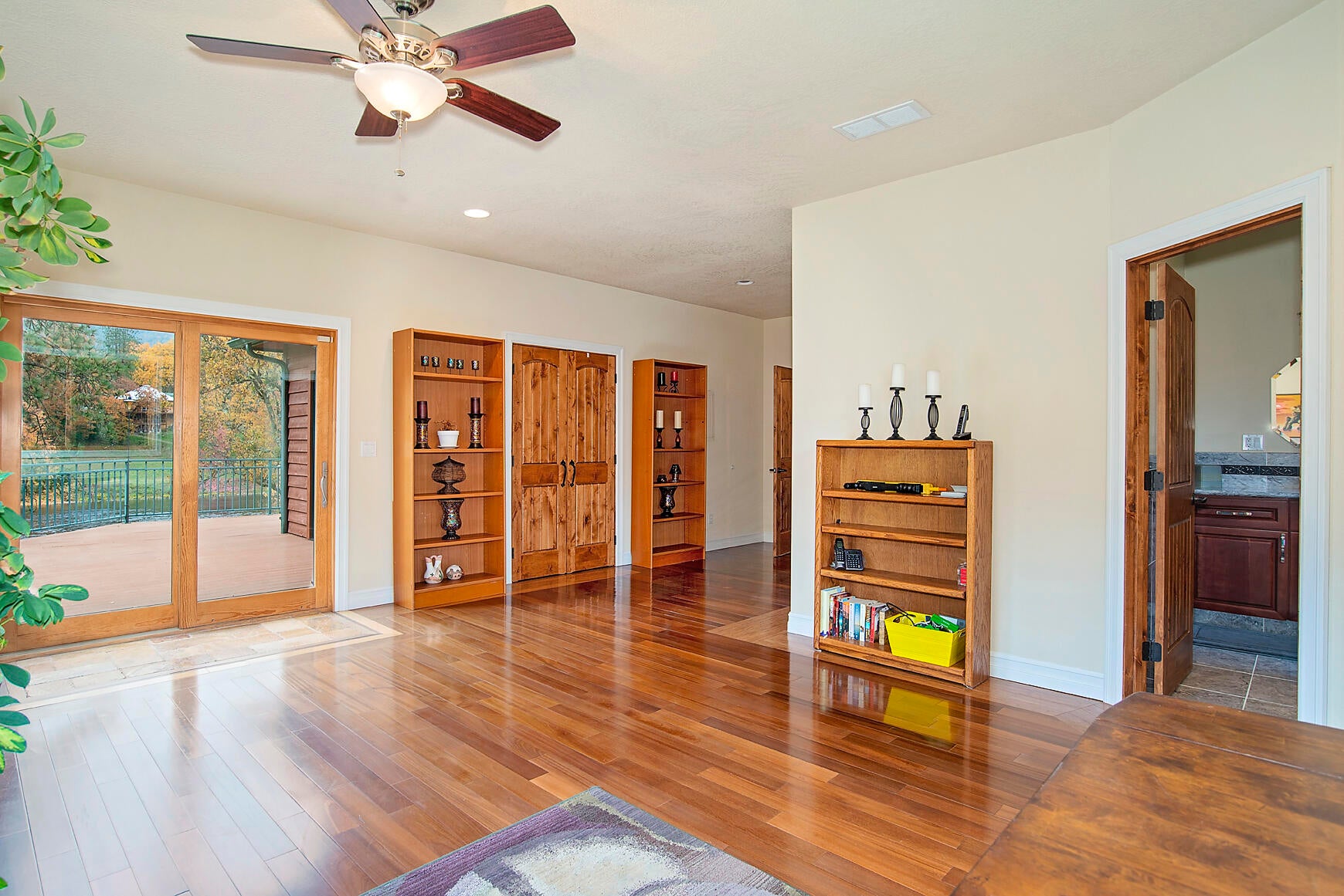 1665 Upper River Road Gold Hill, OR 97525 - Photo 18 of 48 Great Room Center