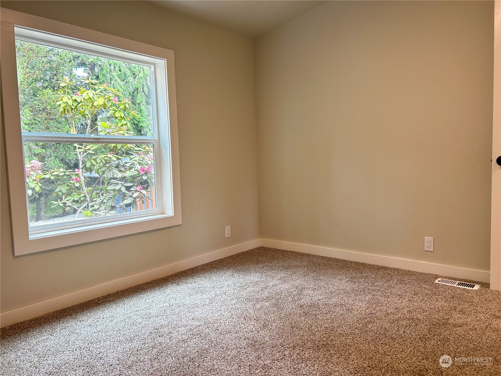 112 Levig Road Port Angeles, WA 98362 - Photo 13 of 37 an empty room with a window