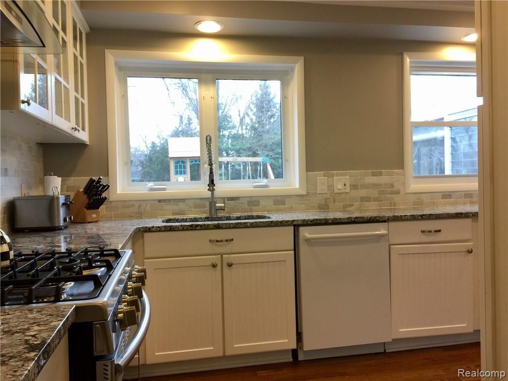 677 Shoreham Road Grosse Pointe Woods, MI 48236 - Photo 8 of 32