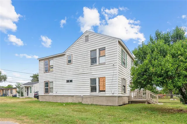 a view of a house with a yard