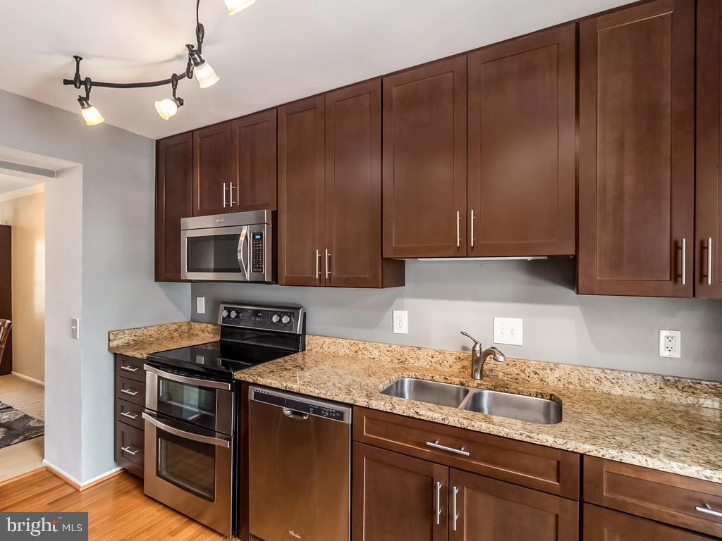 6008 Powell's Landing Road Burke, VA 22015 - Photo 3 of 34 Gallery Image 3