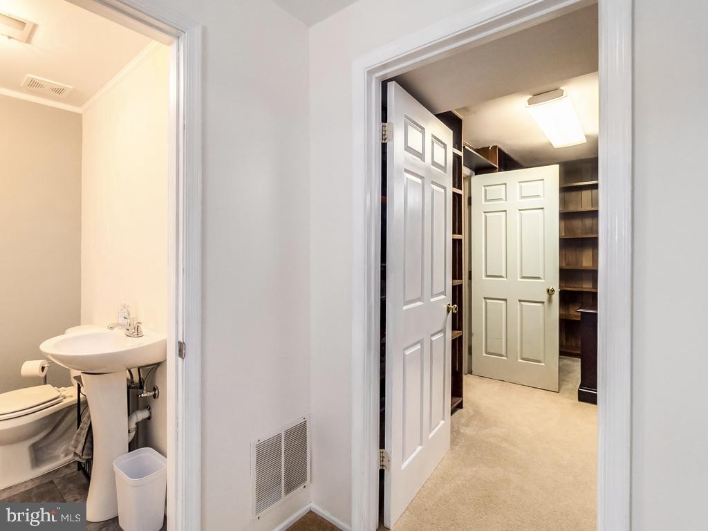 6008 Powell's Landing Road Burke, VA 22015 - Photo 22 of 34 Gallery Image 22