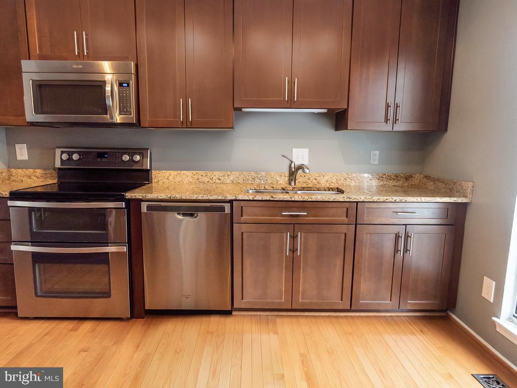 6008 Powell's Landing Road Burke, VA 22015 - Photo 4 of 34 Gallery Image 4