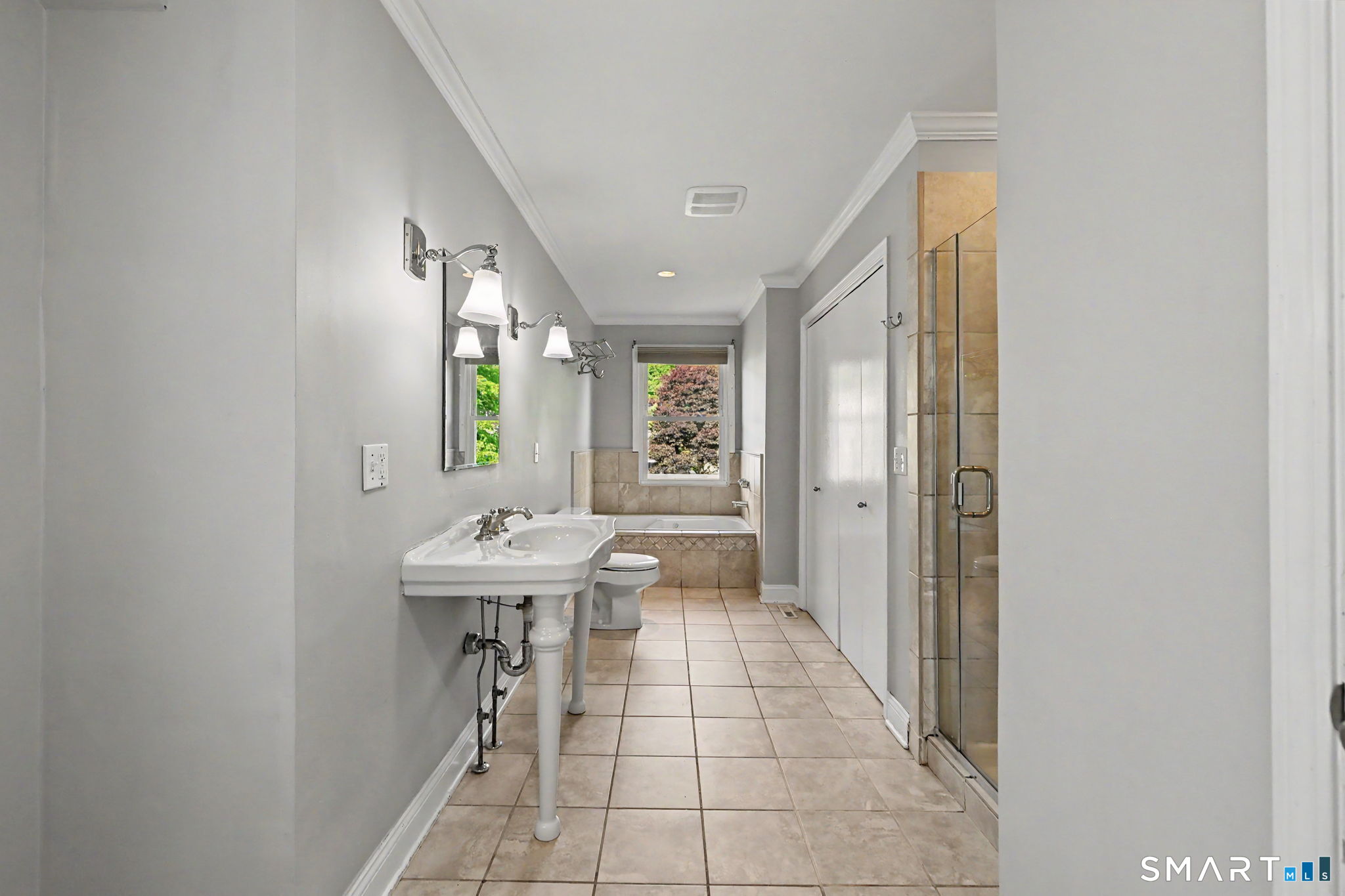 61 Fawn Ridge Lane, Unit 61 Wilton, CT 06897 - Photo 18 of 33 Upstairs bathroom.