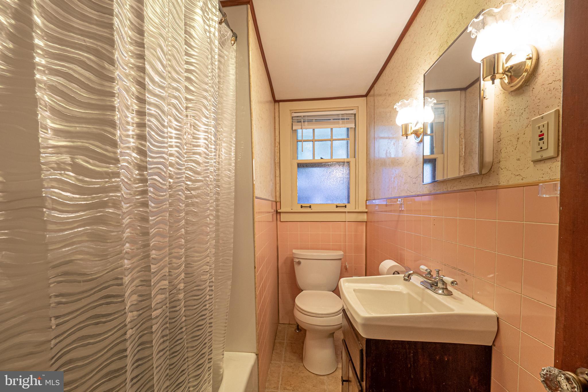228 Pearl Street Pottstown, PA 19465 - Photo 19 of 43 Full bath