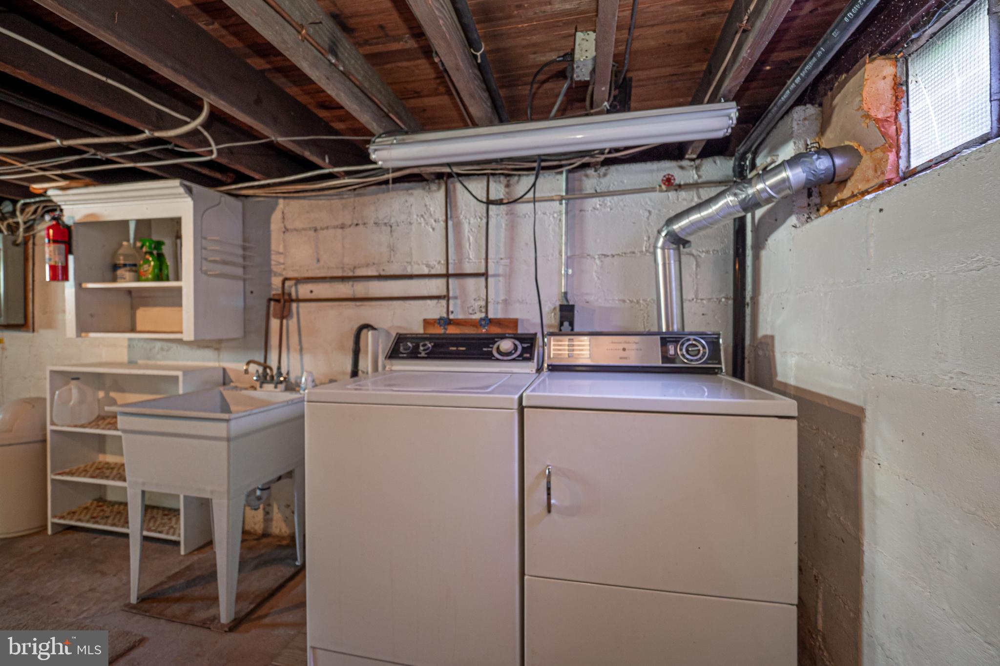 228 Pearl Street Pottstown, PA 19465 - Photo 22 of 43 Laundry area with utility sink