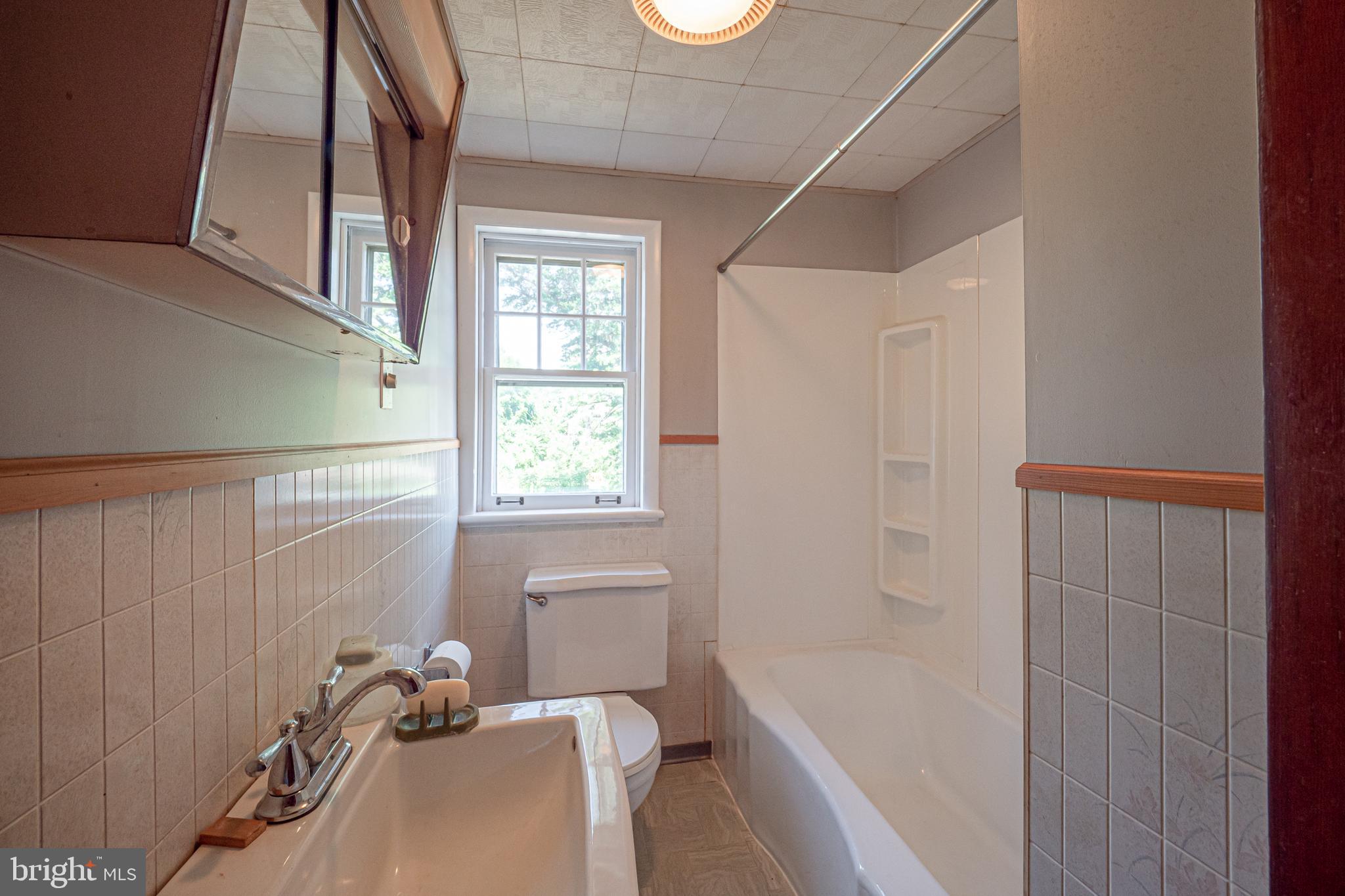228 Pearl Street Pottstown, PA 19465 - Photo 36 of 43 Full bath