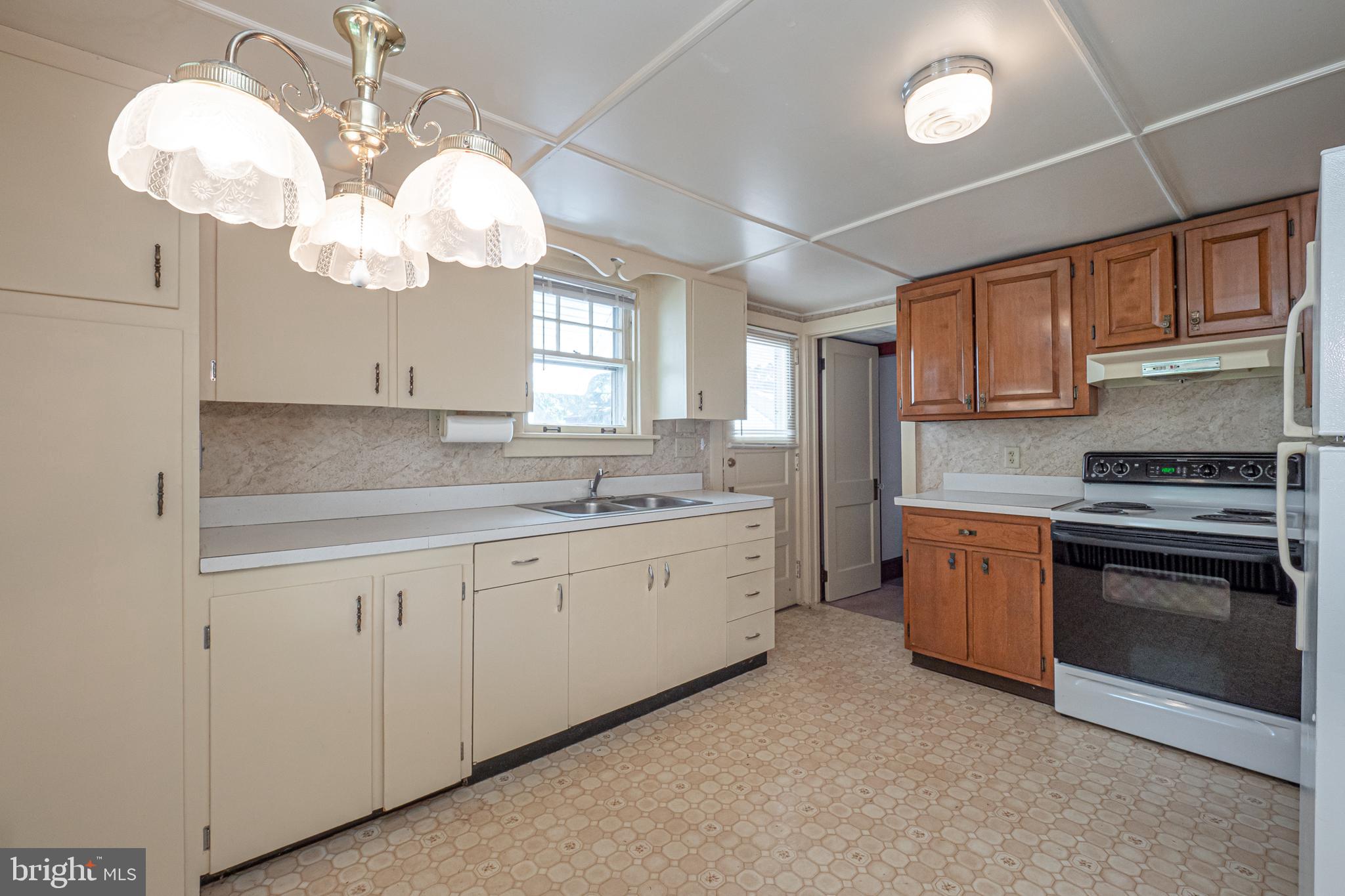 228 Pearl Street Pottstown, PA 19465 - Photo 7 of 43 Updated kitchen