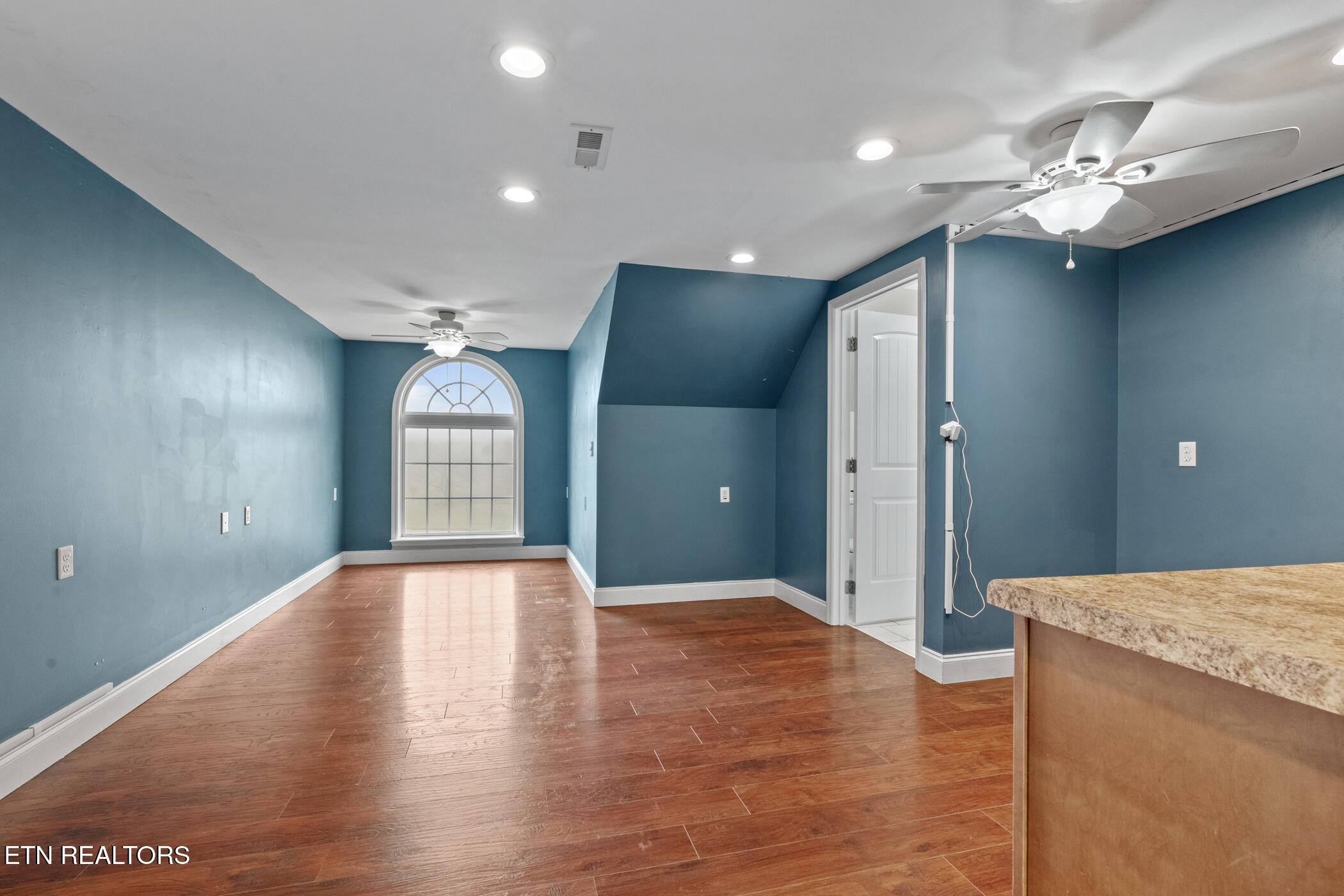 5728 Hickory Valley Road Heiskell, TN 37754 - Photo 35 of 57 Guest Suite