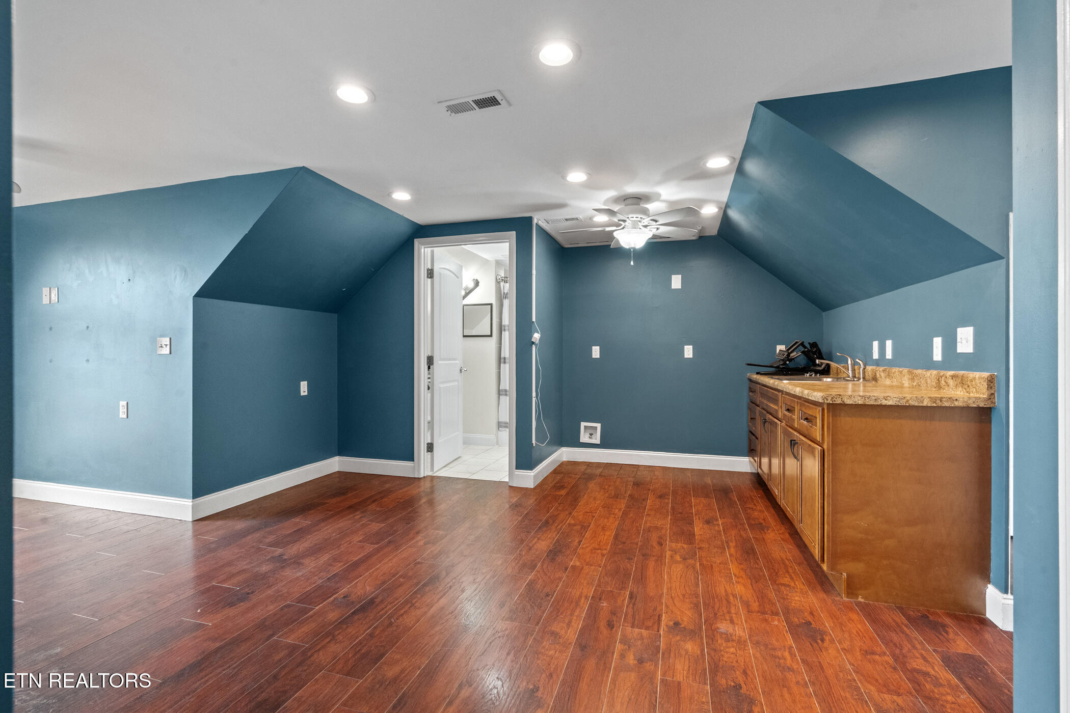 5728 Hickory Valley Road Heiskell, TN 37754 - Photo 37 of 57 Guest Suite w Wet Bar