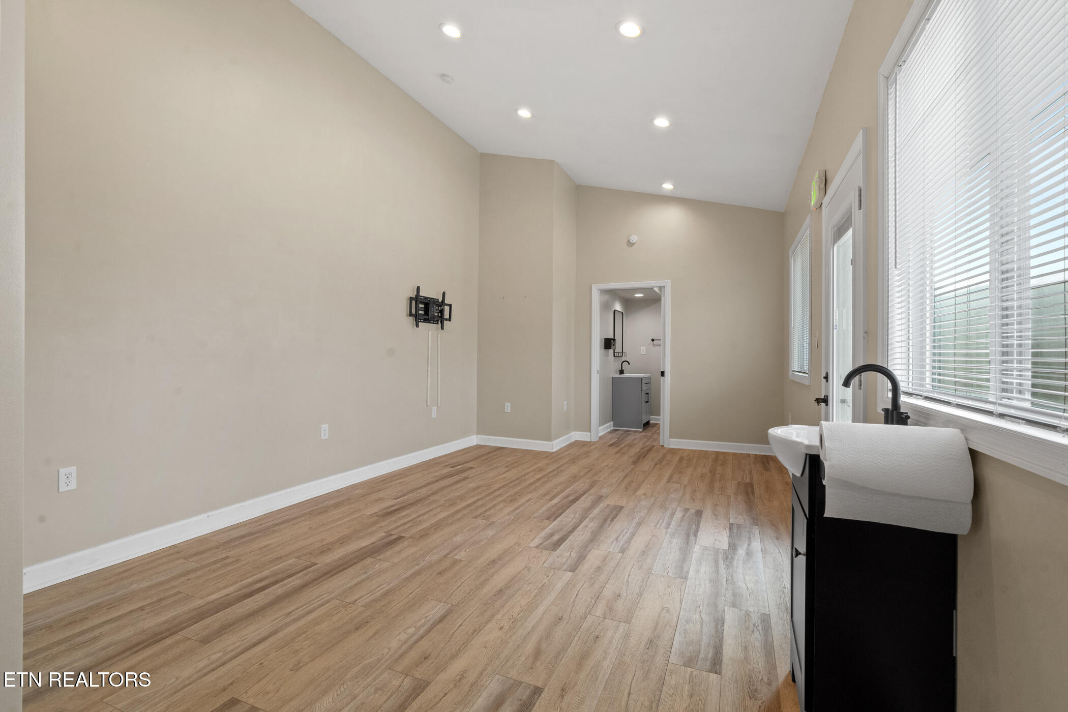 5728 Hickory Valley Road Heiskell, TN 37754 - Photo 42 of 57 Studio in Workshop