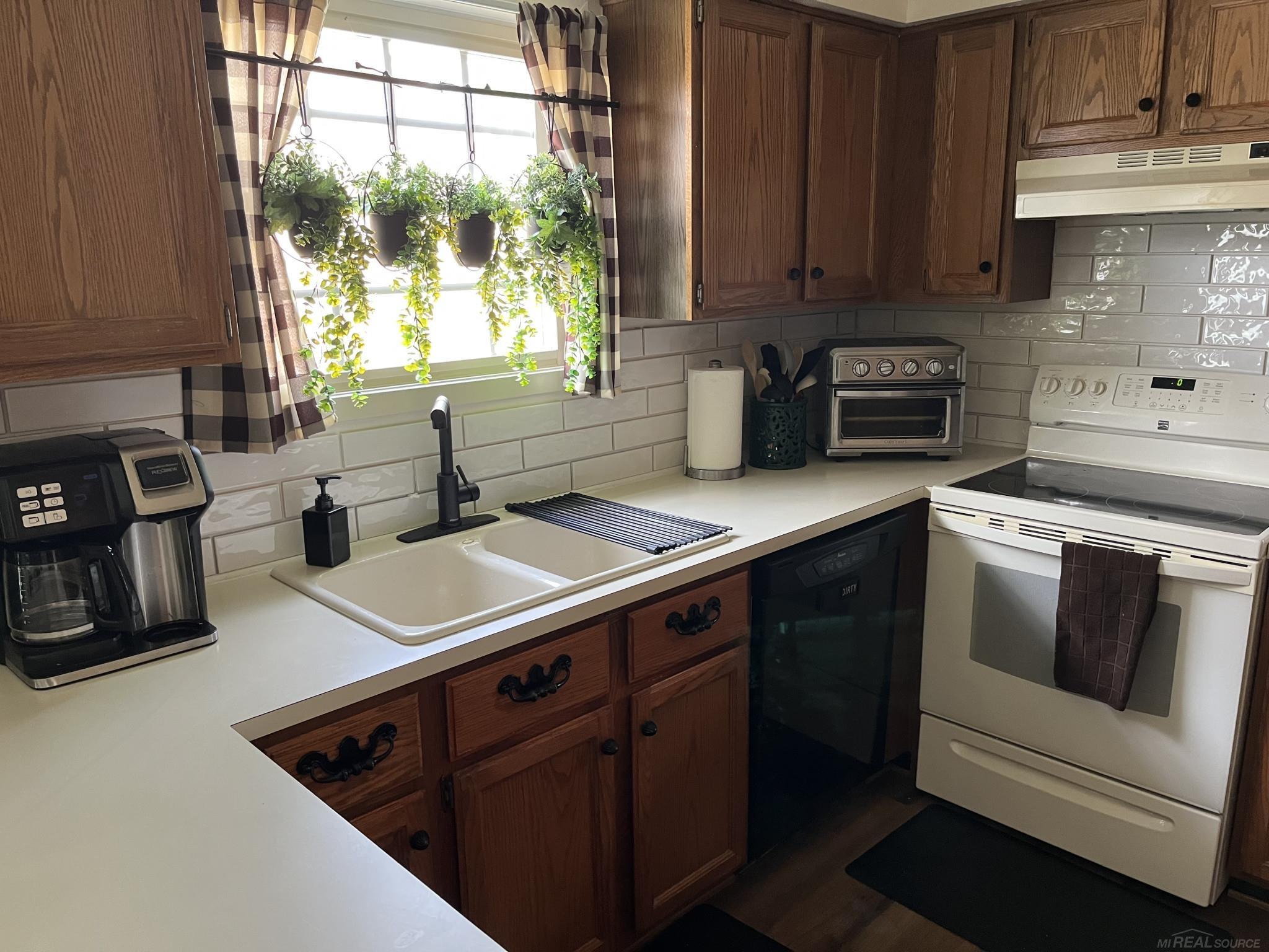 31146 Seneca Lane Novi, MI 48377 - Photo 7 of 18 50135066-9e7a8828-a026-4c70-9a8e-c5ca53fc5025.JPG