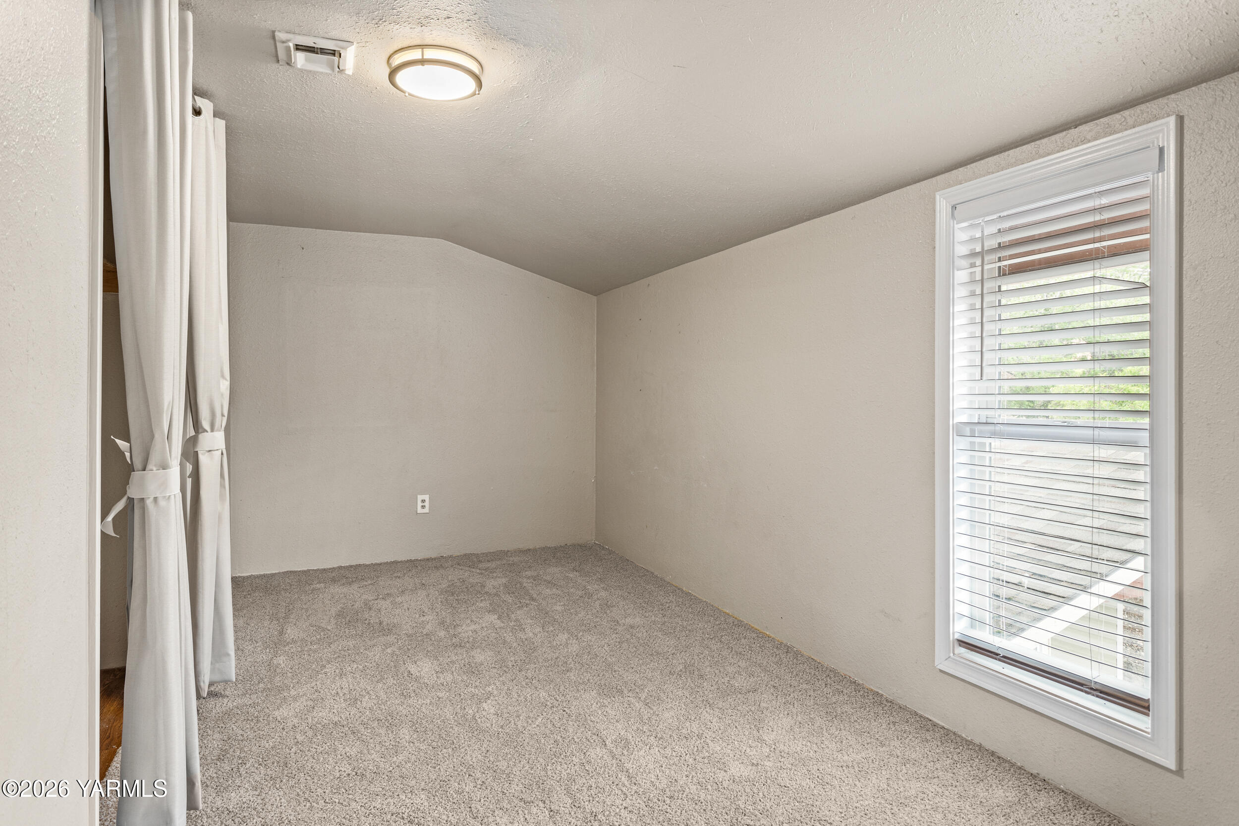 2121 Pleasant Hill Road Selah, WA 98942 - Photo 29 of 38 an empty room with windows