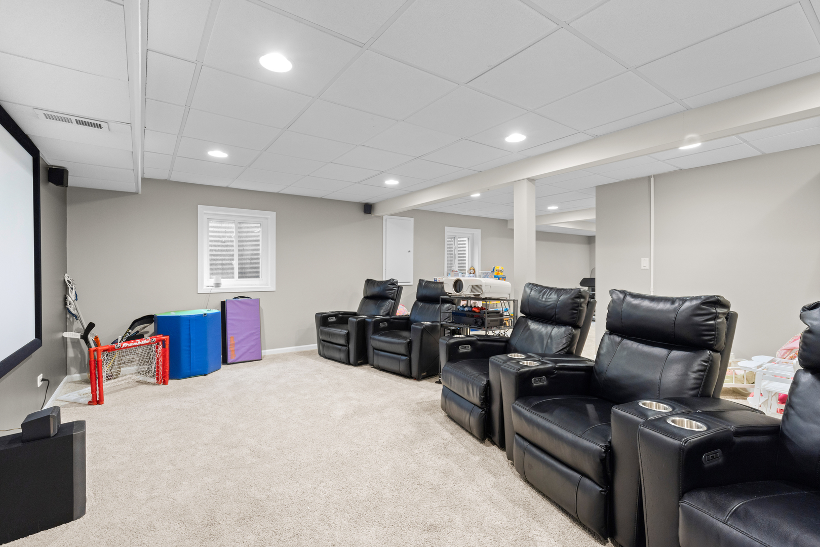 607 Raintree Road Buffalo Grove, IL 60089 - Photo 21 of 27 a living room with furniture