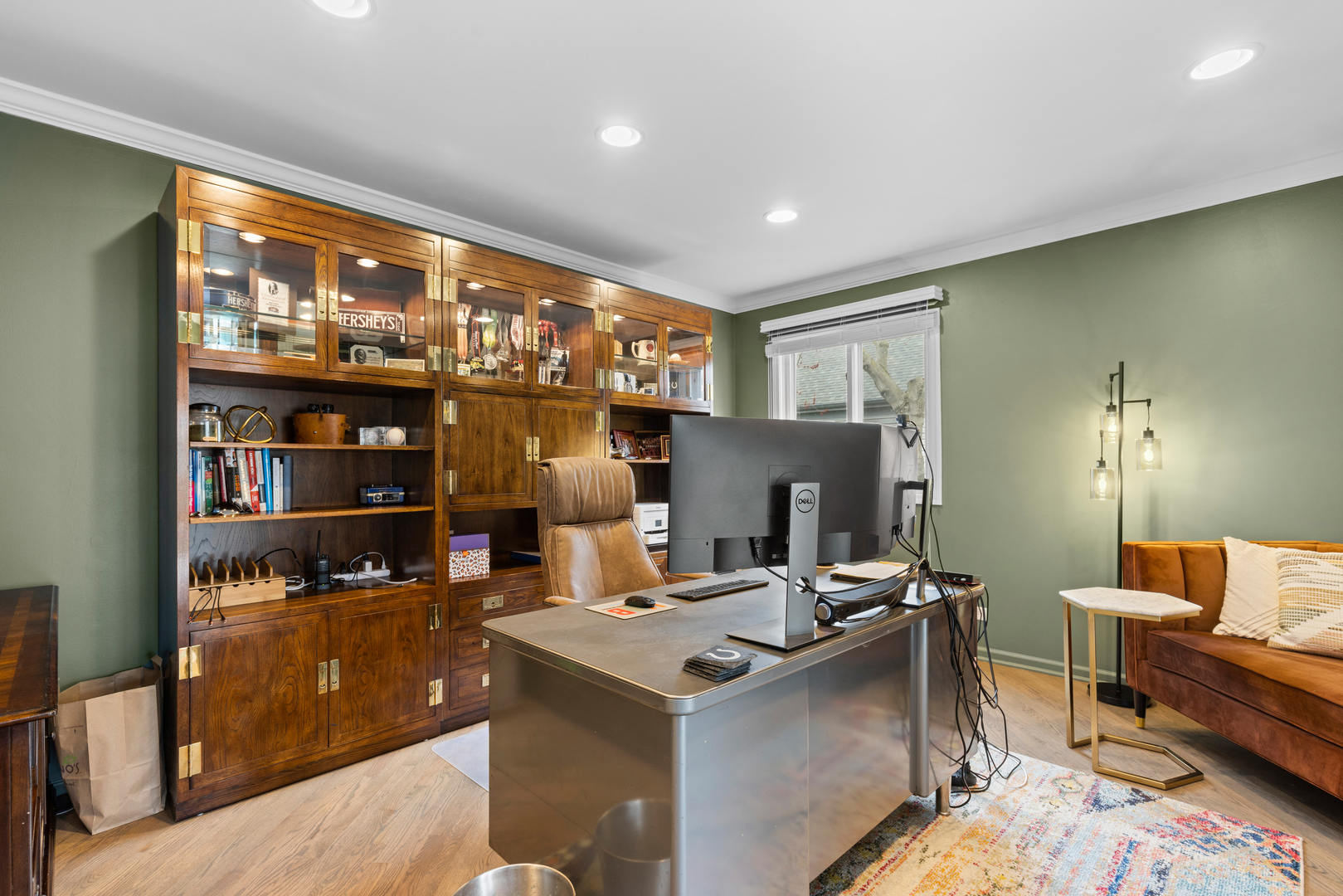 607 Raintree Road Buffalo Grove, IL 60089 - Photo 4 of 27 a room with furniture and a flat screen tv