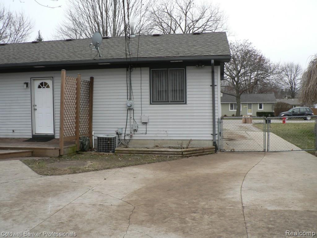 3677 Samuel Avenue Rochester, MI 48309 - Photo 29 of 32 P1090617.jpg