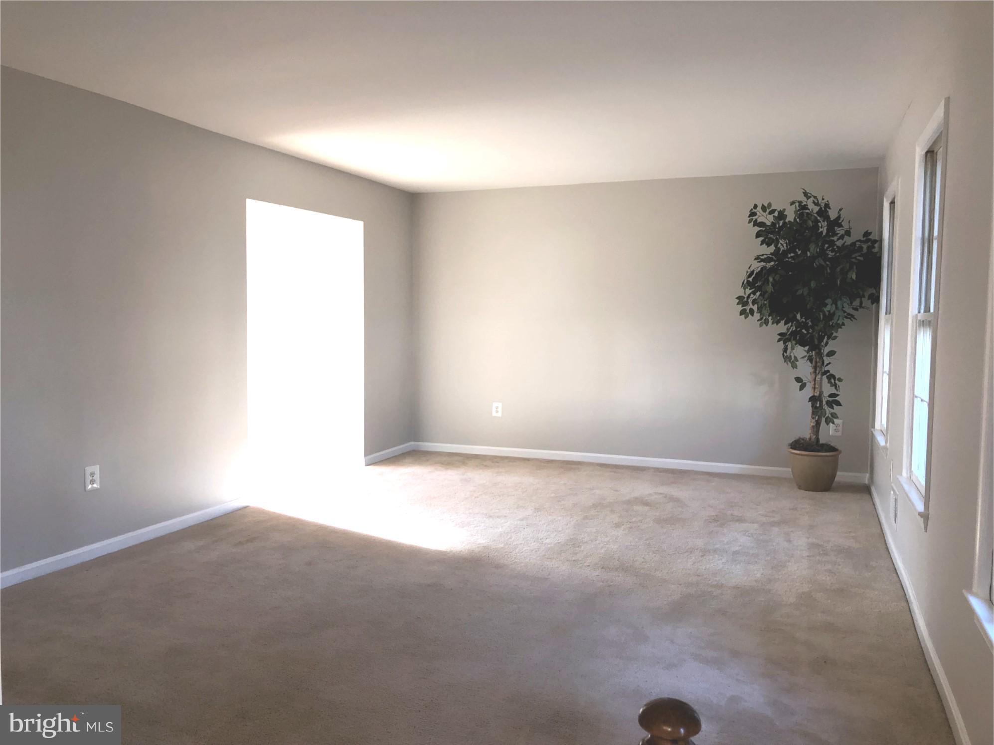 7911 Richfield Road Springfield, VA 22153 - Photo 4 of 40 HUGE Living Room!