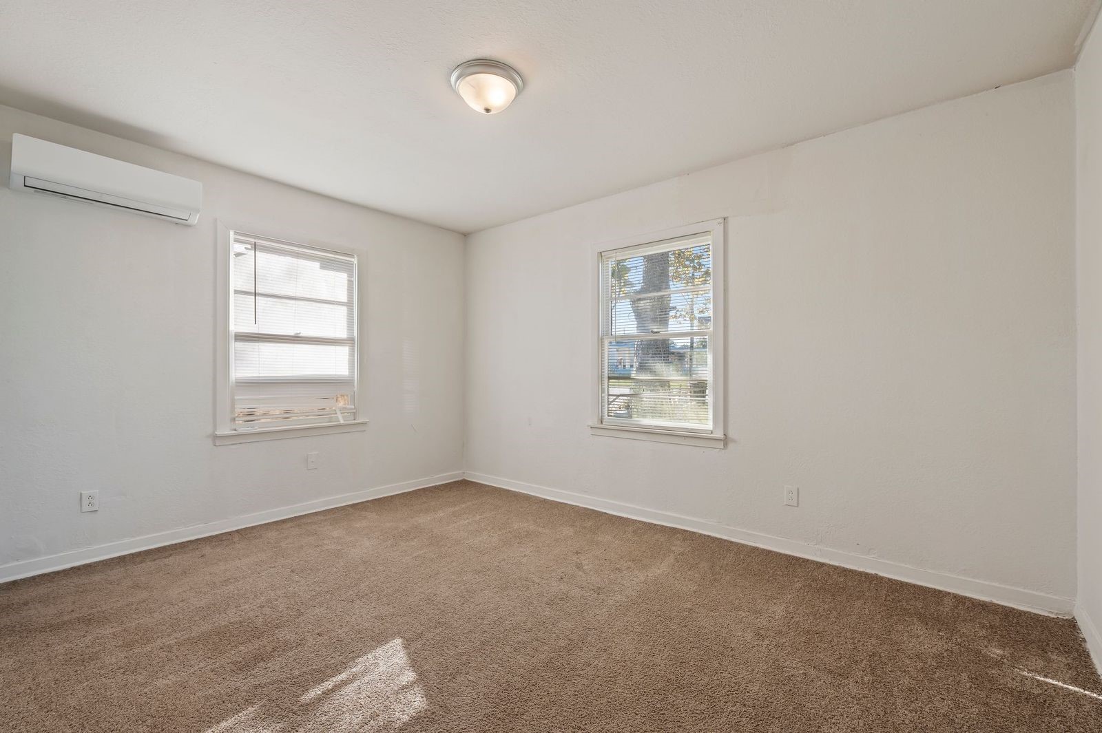 6717 Fairwood Road Hitchcock, TX 77563 - Photo 18 of 20 an empty room with windows
