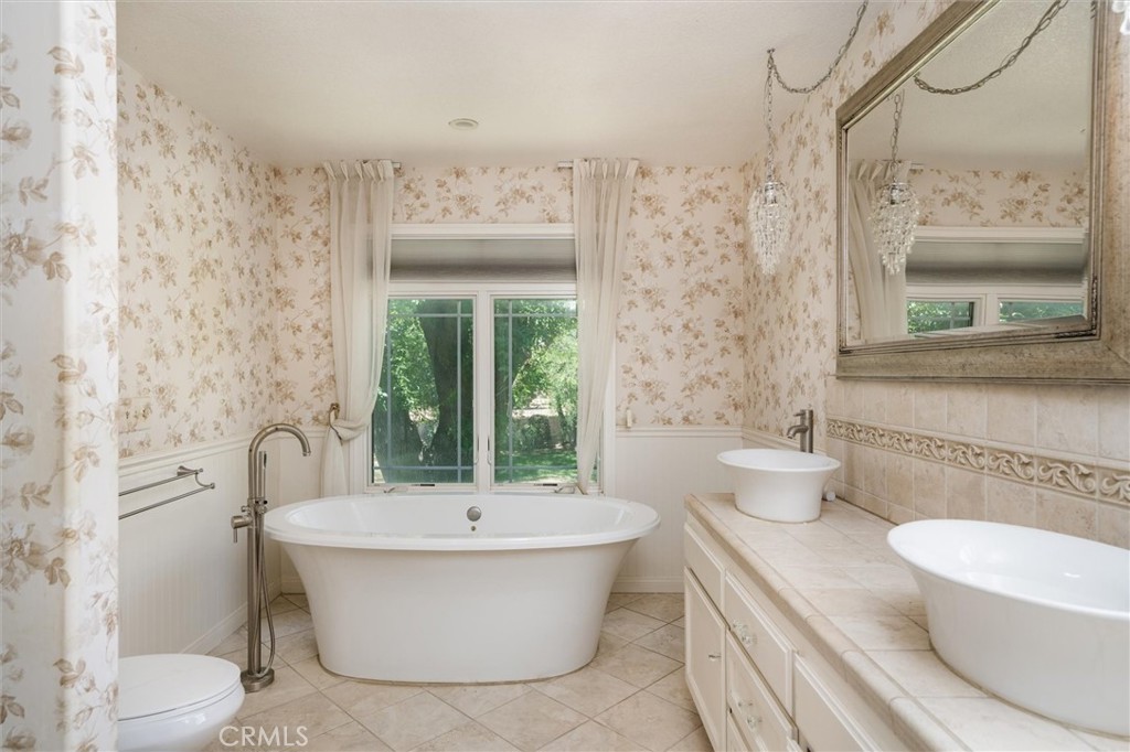 34150 Stowe Road Winchester, CA 92545 - Photo 30 of 80 a bathroom with a toilet a sink and a bathtub