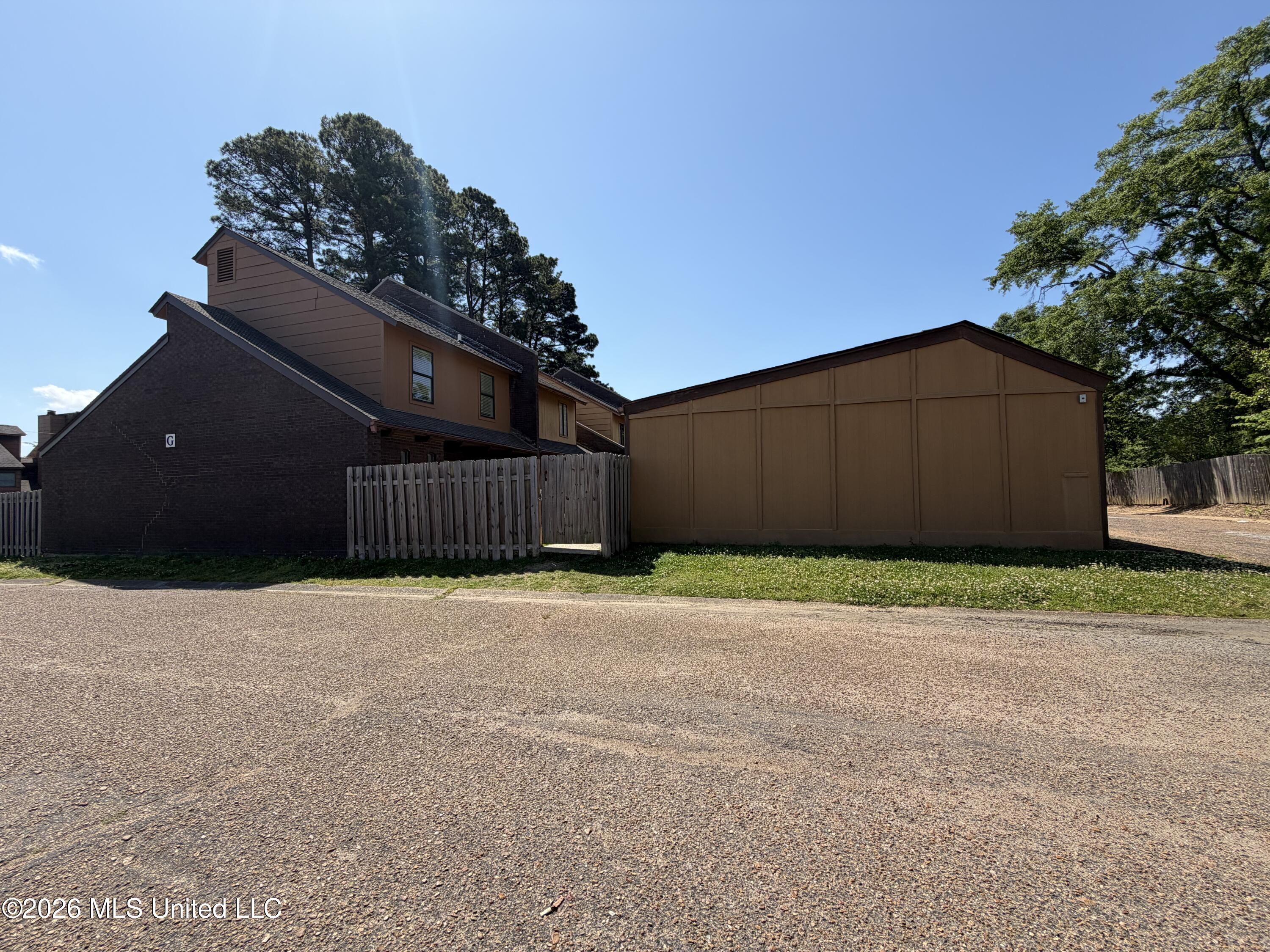 1255 East County Line Road, Unit G1 Jackson, MS 39211 - Photo 2 of 19 IMG_1229