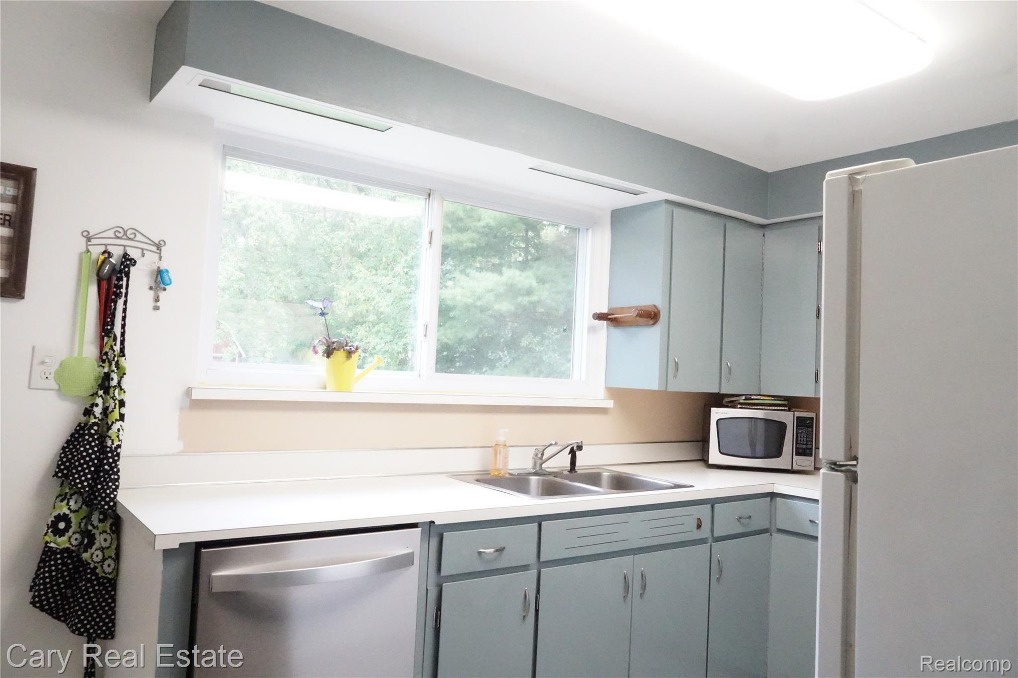 5316 Flushing Road Flushing, MI 48433 - Photo 5 of 38 Kitchen~view 2