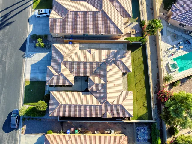 a view of entryway with a flower garden