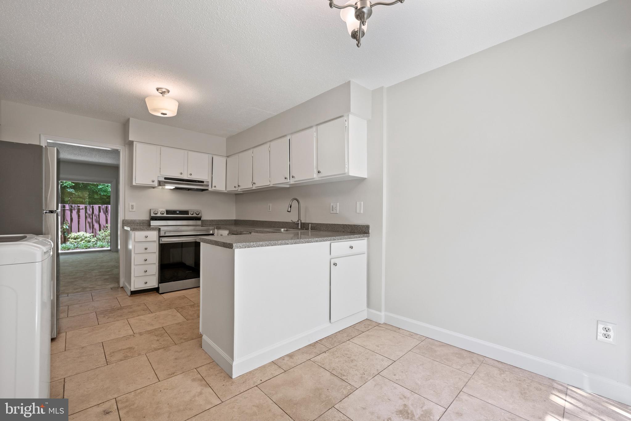 2346 Southgate Square Reston, VA 20191 - Photo 6 of 43