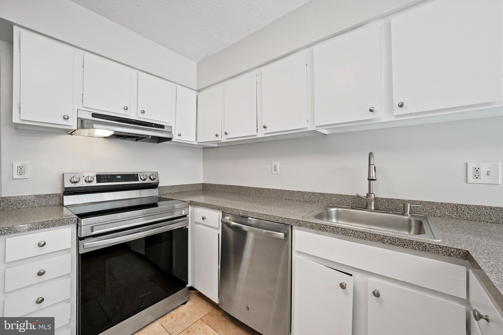 2346 Southgate Square Reston, VA 20191 - Photo 10 of 43 Beautiful new stainless steel appliances