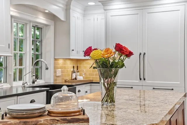 $2,097,000 | 2 Partridge Hill Road, Dover, MA 02030