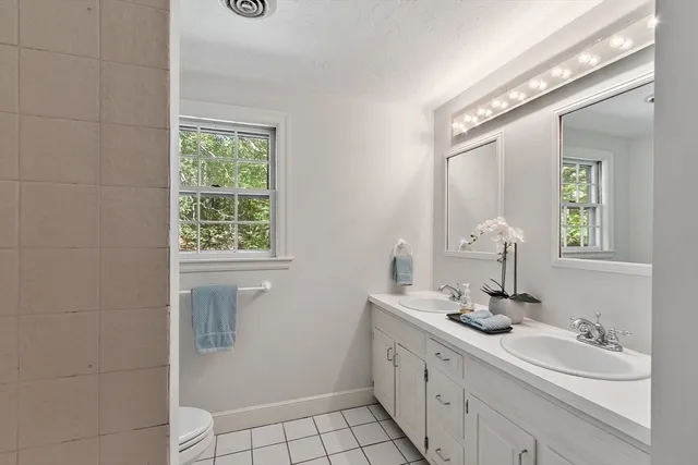 $2,097,000 | 2 Partridge Hill Road, Dover, MA 02030