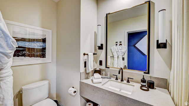 2417 West High Road, Unit 2515 Park City, UT 84098 - Photo 27 of 67 Half bath with vanity and backsplash