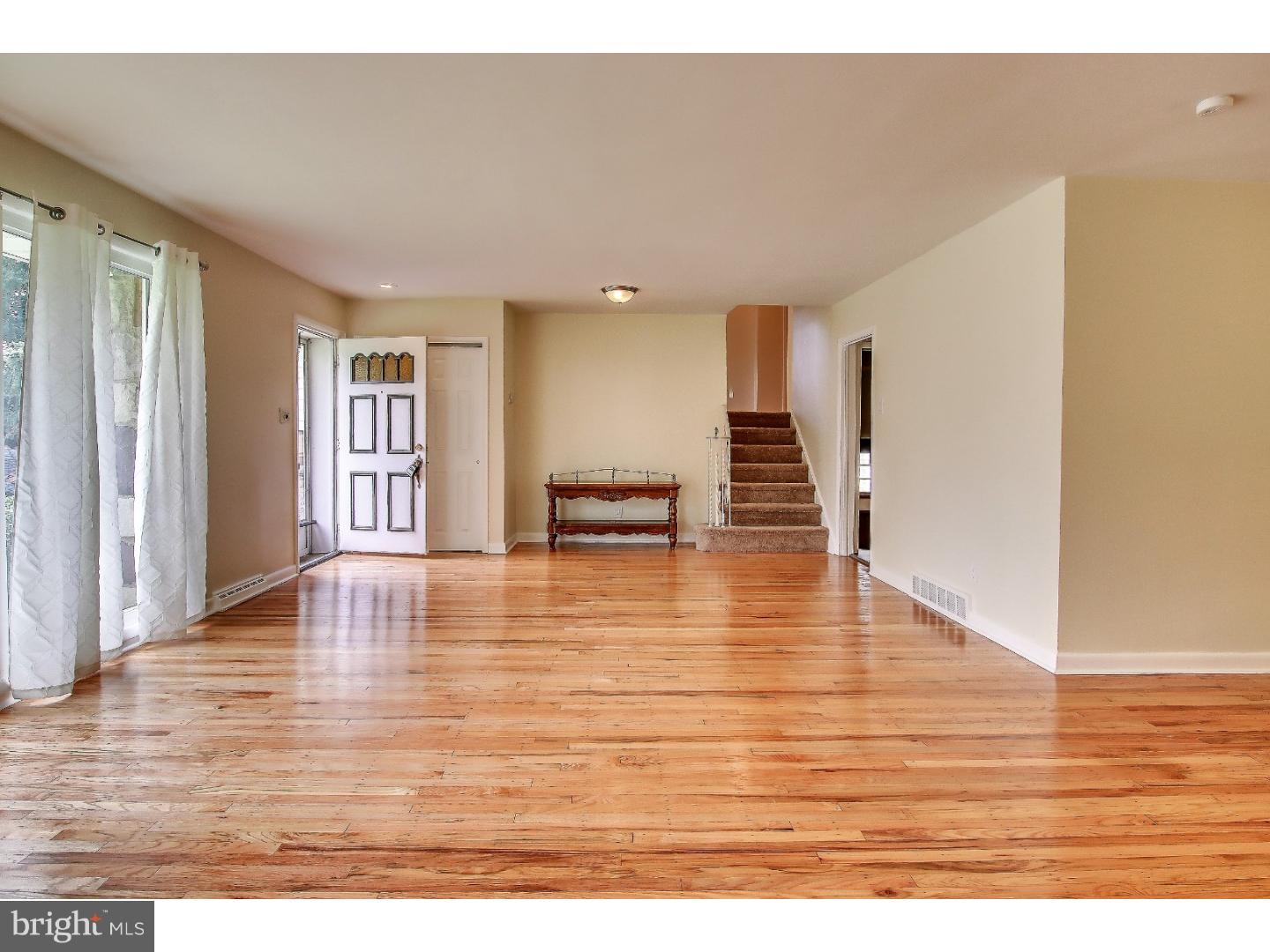 641 Linton Road Huntingdon Valley, PA 19006 - Photo 5 of 25 Living Room