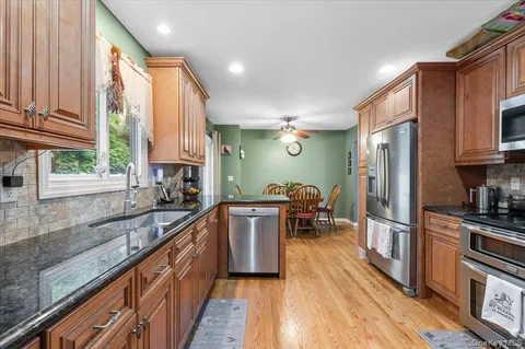 $749,999 | 7 Maple Avenue, Holbrook, NY 11741