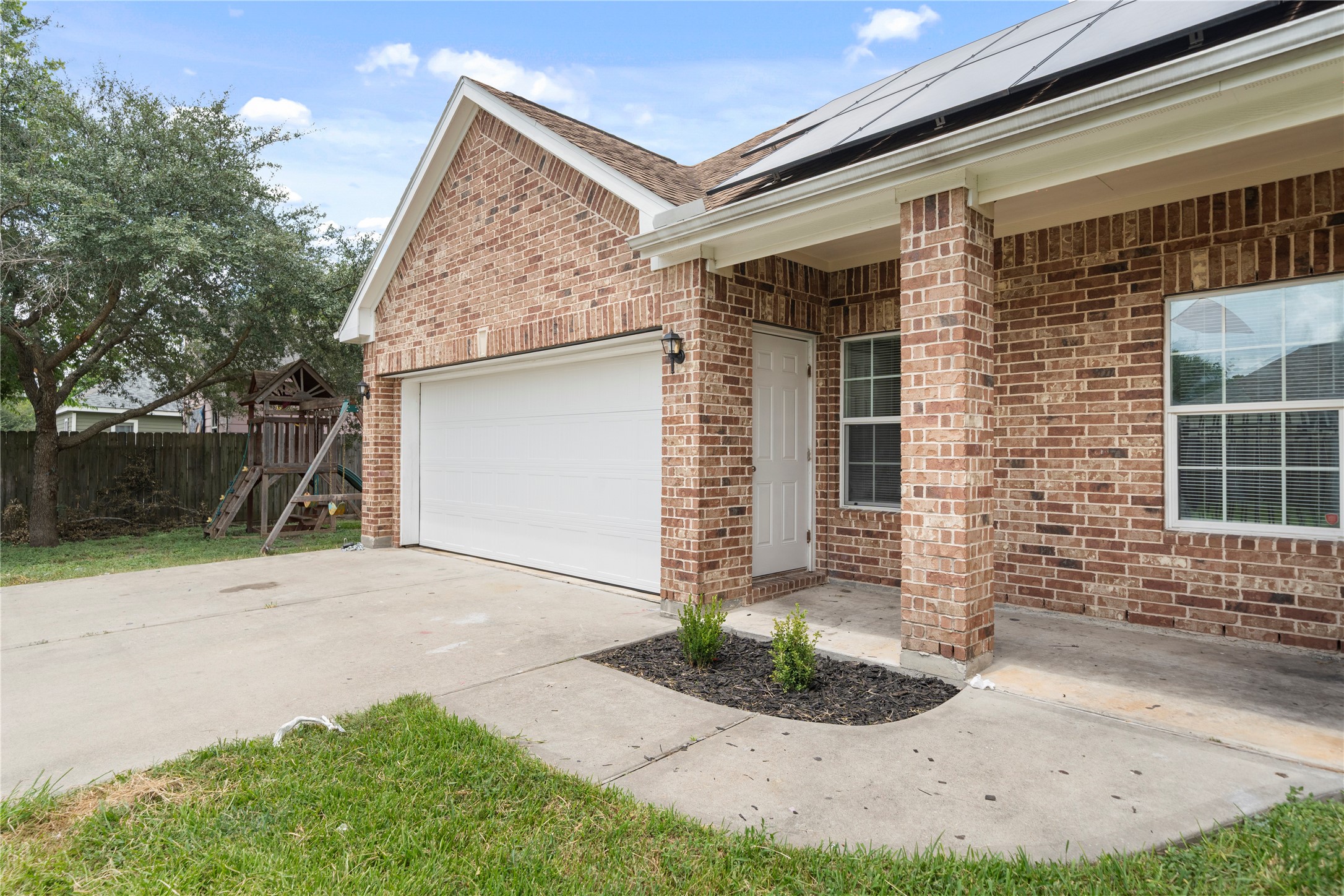 3001 Wayne Street Houston, TX 77026 - Photo 4 of 31 Breezeway connects the garage to the home while protecting you from the outdoor elements.