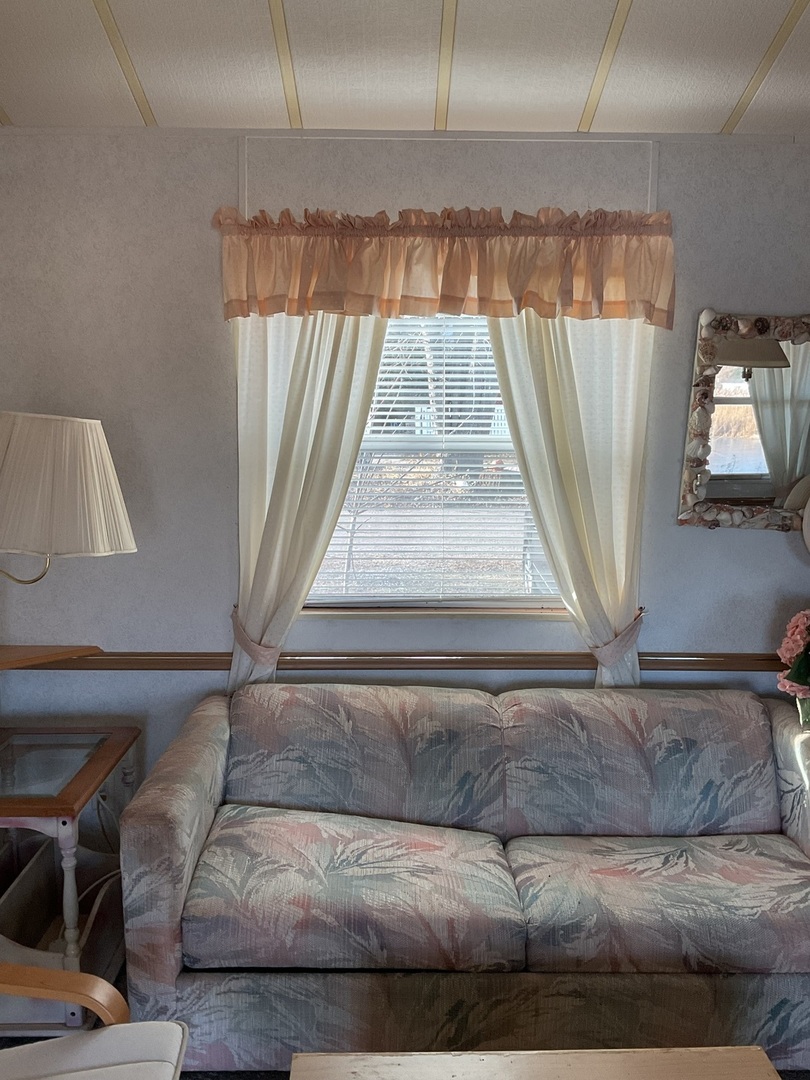 253 Misty Ridge Lakemoor, IL 60051 - Photo 8 of 16 a living room with a couch and a table