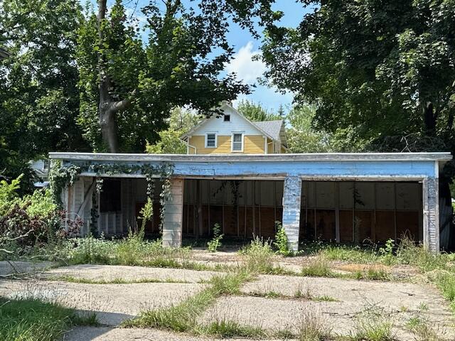 1026 Carl Breeding Way Jackson, MI 49203 - Photo 2 of 22 Garage