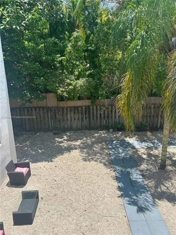 a view of a backyard