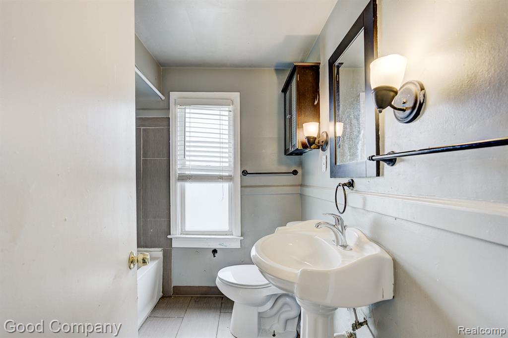 21797 Moross Road Detroit, MI 48236 - Photo 14 of 29