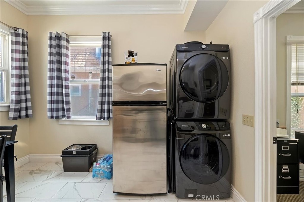 3845 Tenth Street Riverside, CA 92501 - Photo 24 of 45 a view of a bedroom with washer and dryer