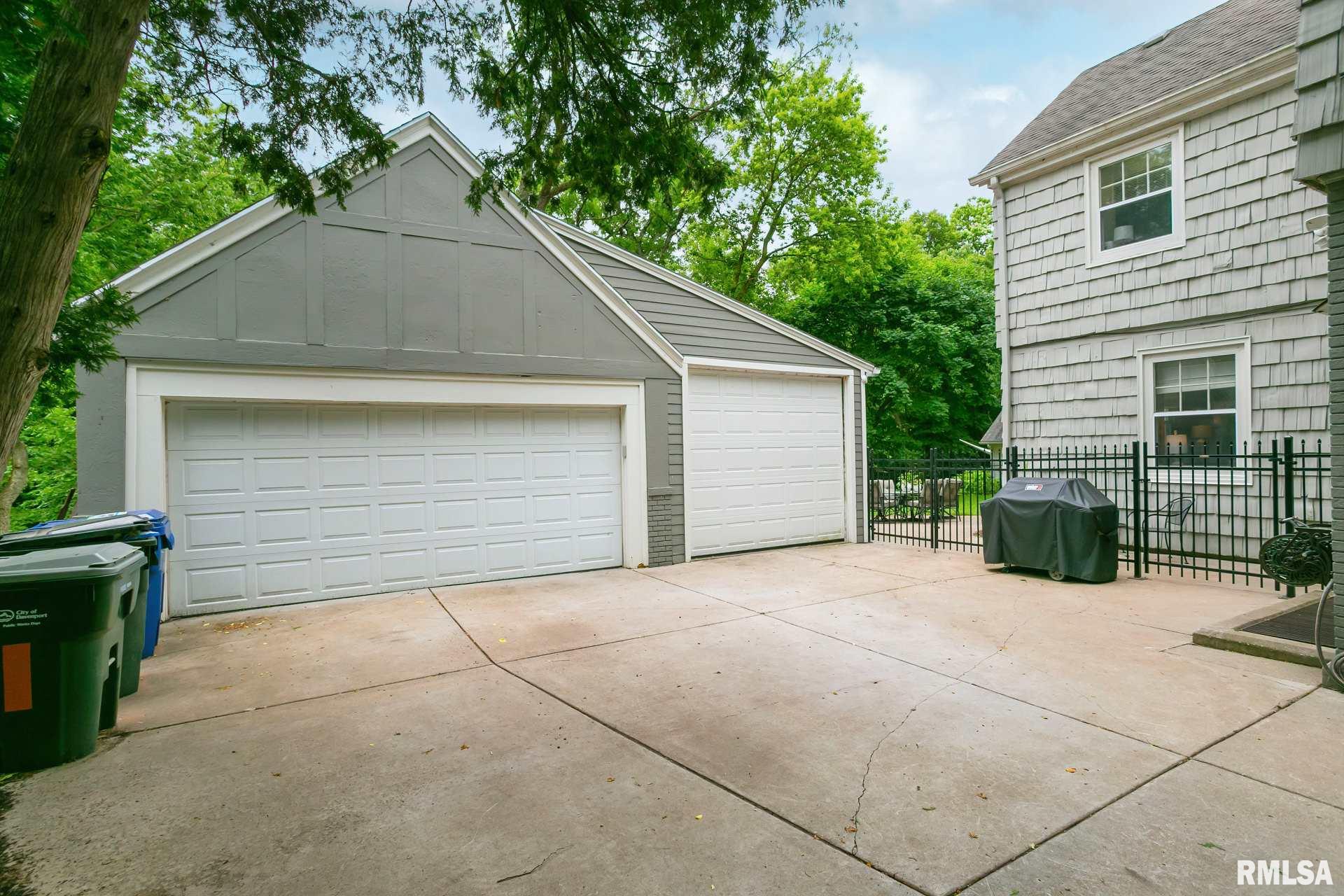 307 Forest Road Davenport, IA 52803 - Photo 3 of 48 Gallery Image 3