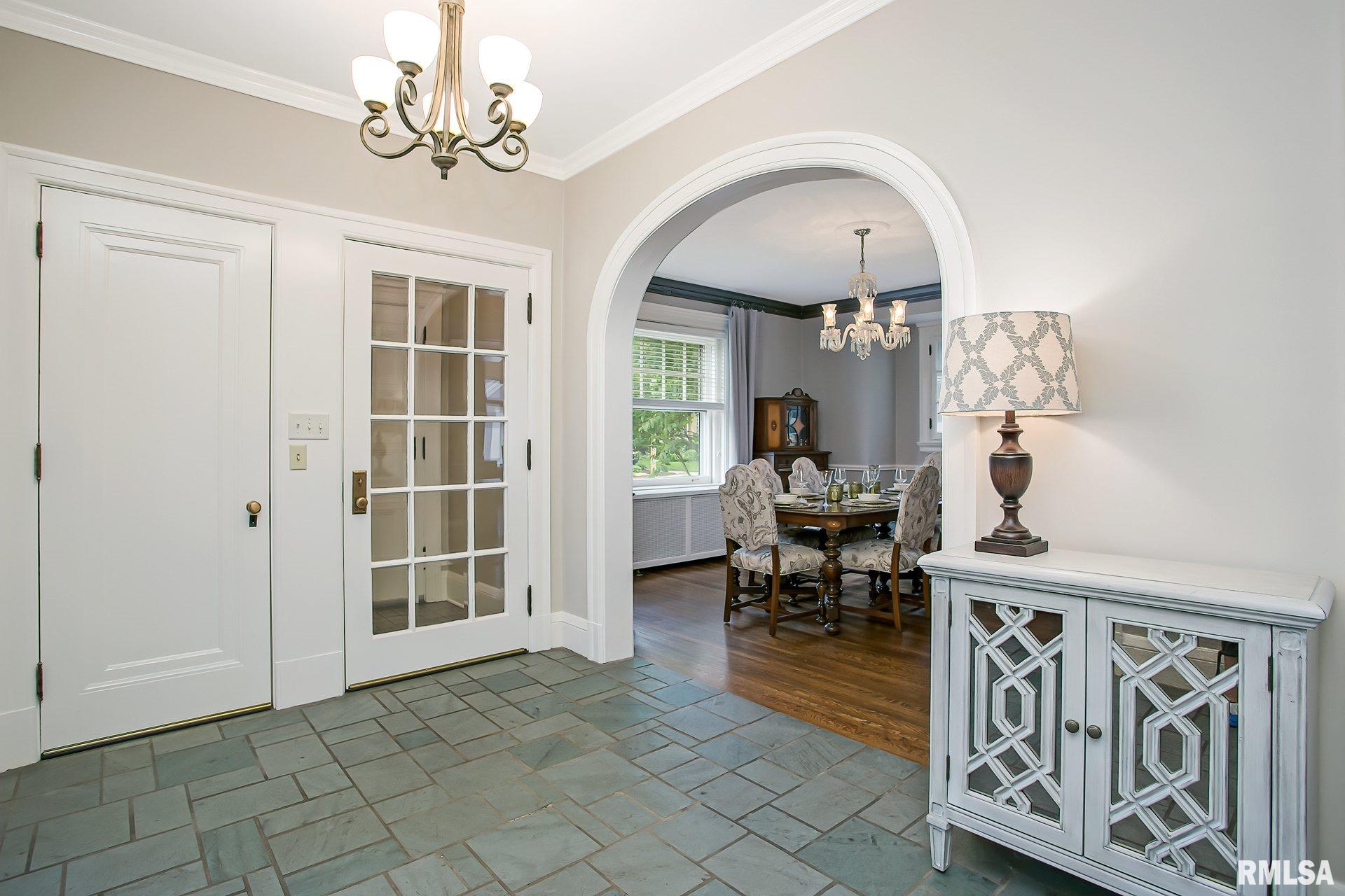 307 Forest Road Davenport, IA 52803 - Photo 5 of 48 Gallery Image 5