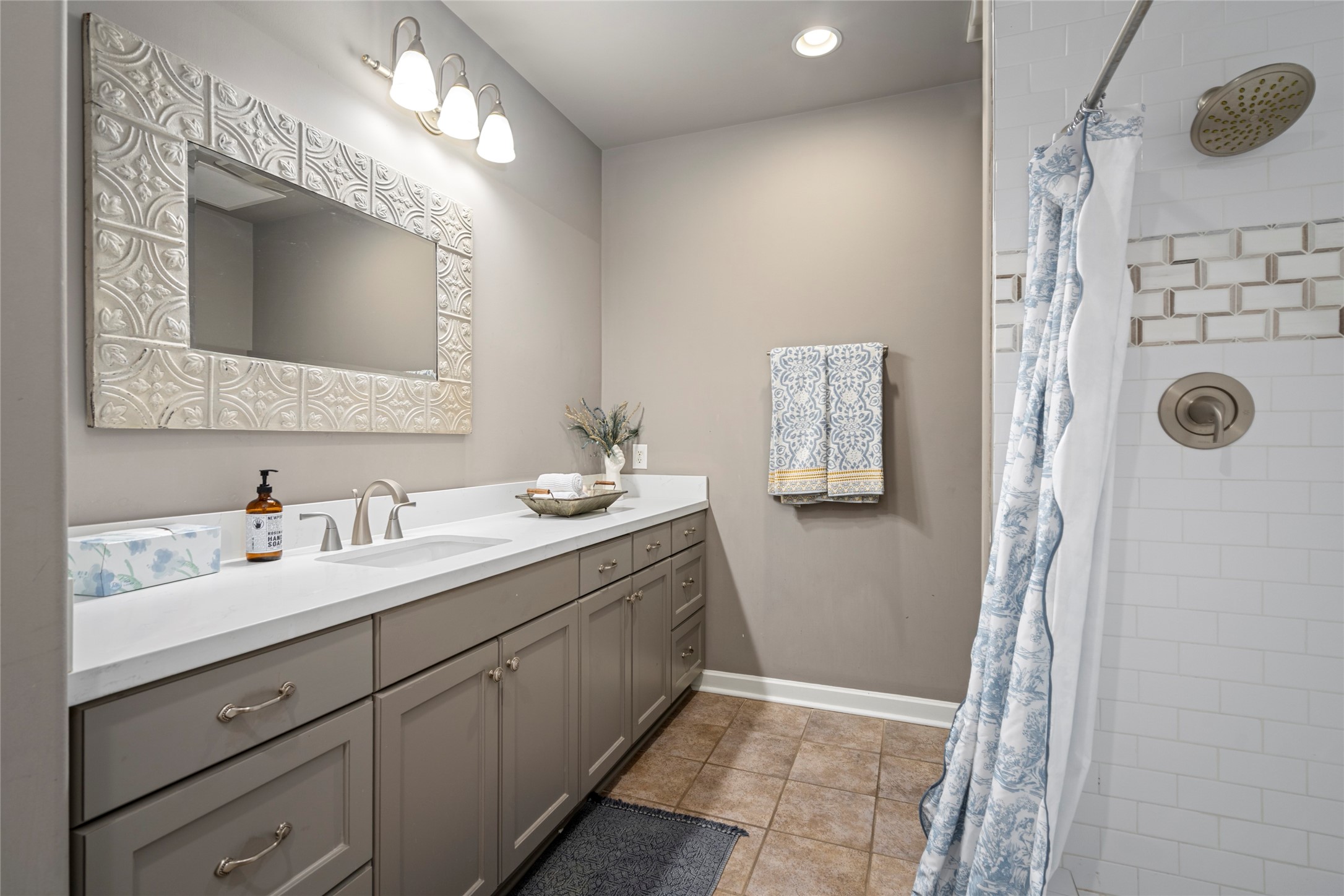 914 Main Street, Unit 1008 Houston, TX 77002 - Photo 22 of 26 Secondary full bathroom with quartz and modern updates.