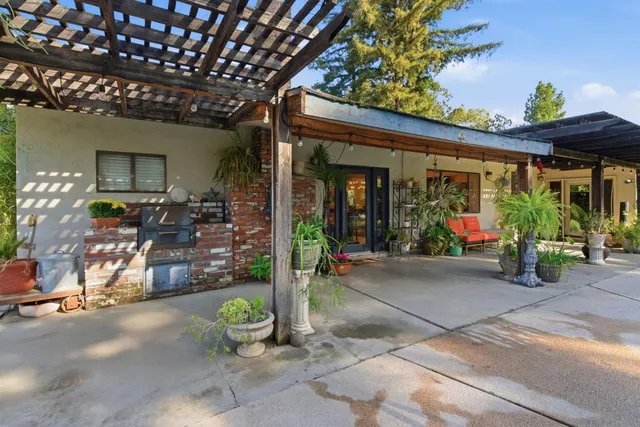 a view of a garage with sitting area