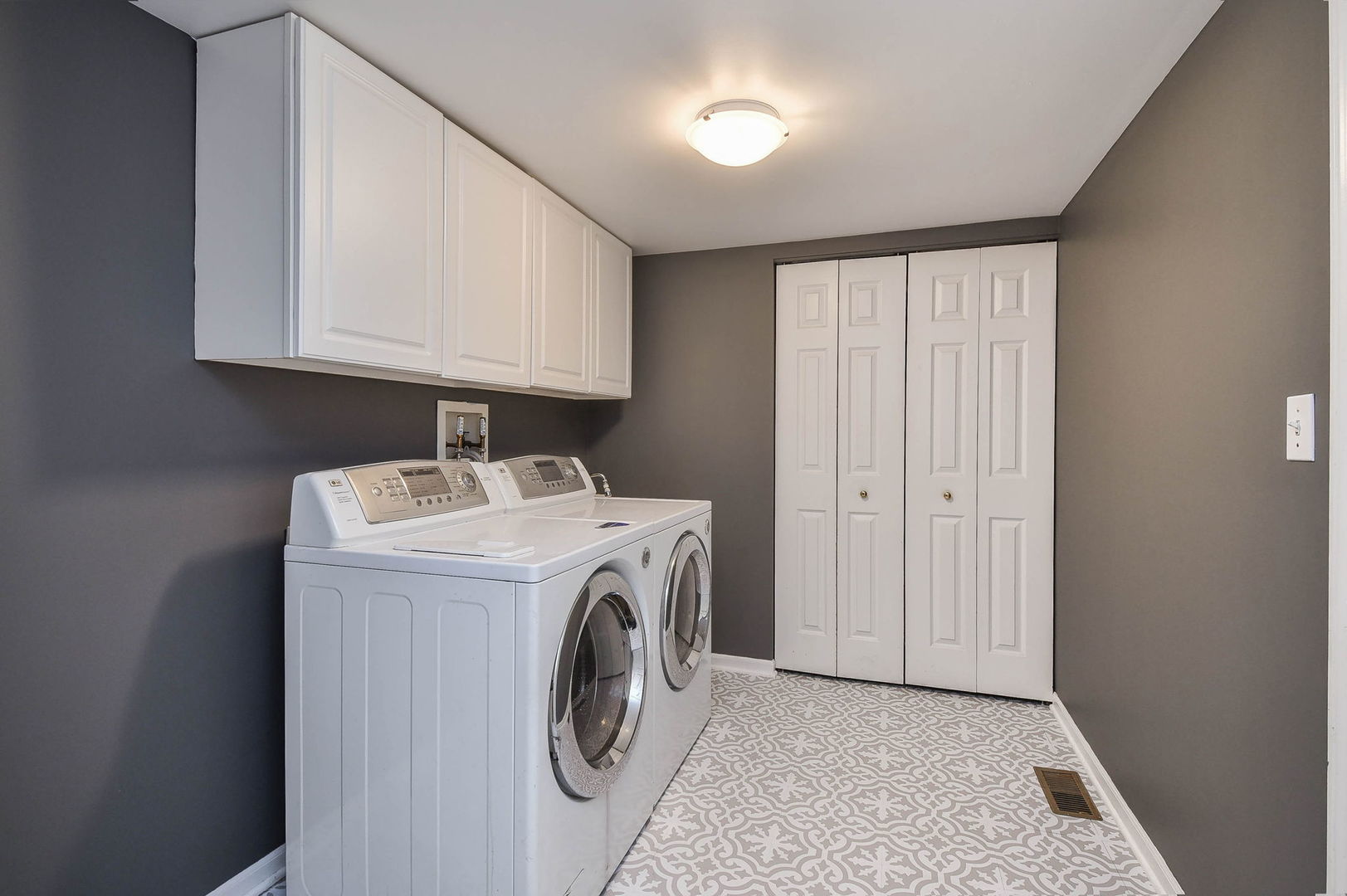 1772 Ellington Drive Aurora, IL 60503 - Photo 12 of 24 a utility room with dryer and washer