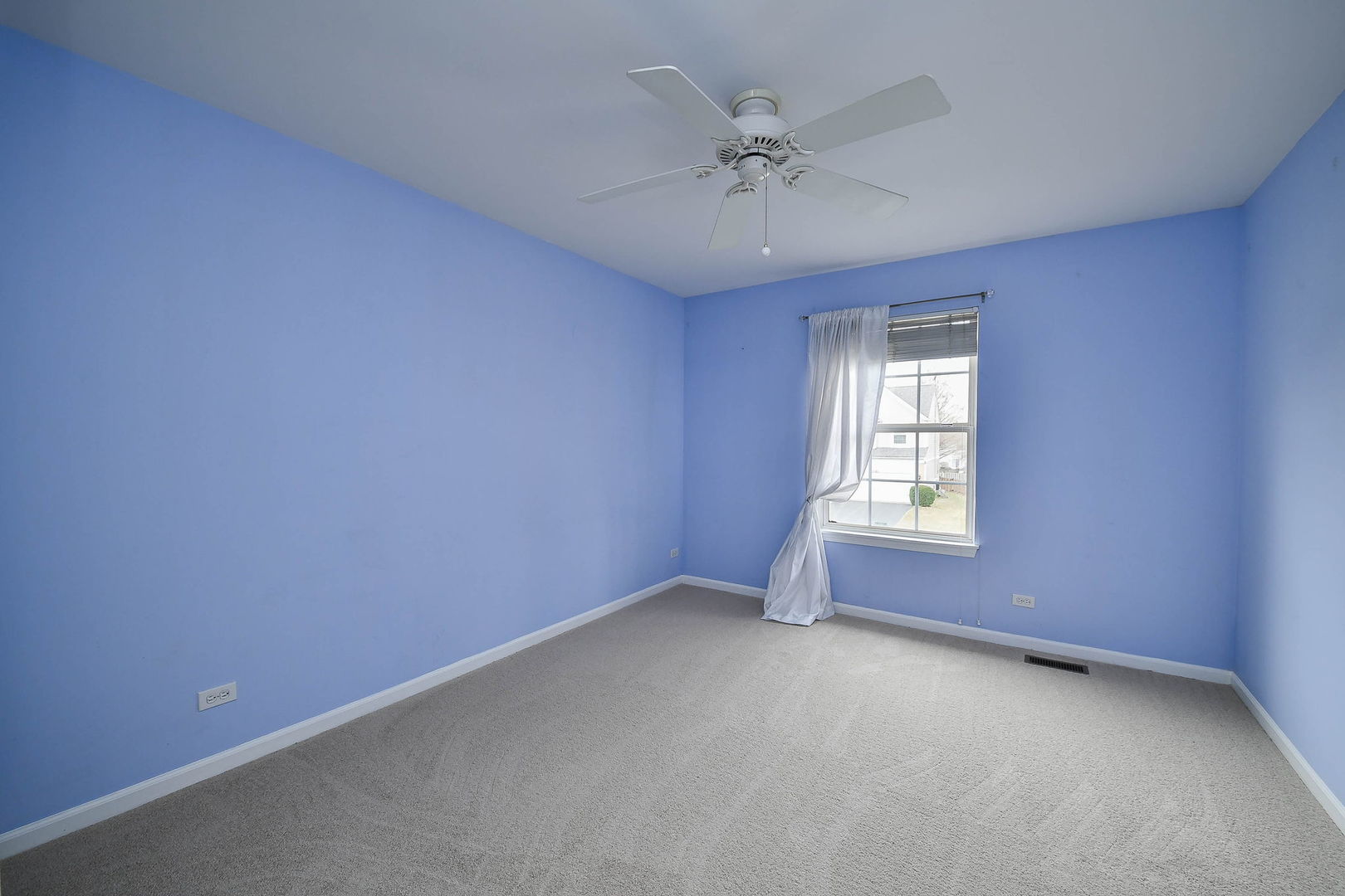 1772 Ellington Drive Aurora, IL 60503 - Photo 17 of 24 an empty room with a window